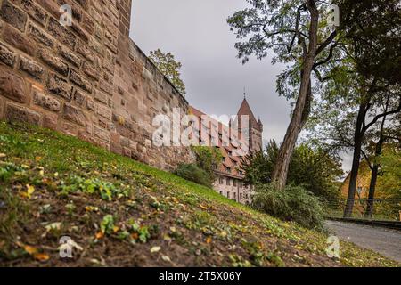 Nuremberg, Allemagne - 25 octobre 2023 : le château impérial ( le Kaiserburg) dans l'Altstadt (vieille ville) de Nuremberg. Une structure historique monumentale. TH Banque D'Images