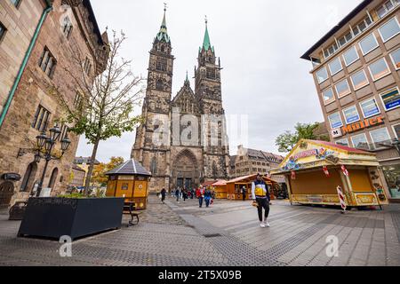 Nuremberg, Allemagne - 25 octobre 2023 : St. Lorenz (Saint-Laurent) est une église médiévale de l'ancienne ville impériale libre de Nuremberg. Sur le bord de TH Banque D'Images