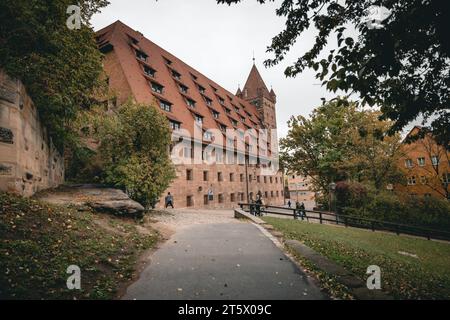 Nuremberg, Allemagne - 25 octobre 2023 : le château impérial ( le Kaiserburg) dans l'Altstadt (vieille ville) de Nuremberg. Une structure historique monumentale. TH Banque D'Images