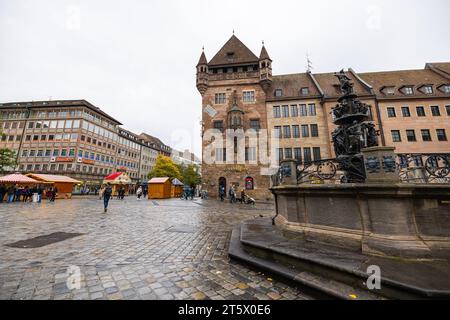 Nuremberg, Allemagne - 25 octobre 2023 : Tugendbrunnen (fontaine de vertu) à côté de la rue Église de Lorenz (église Saint-Laurent) dans l'Altstadt (vieille ville Banque D'Images