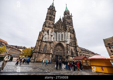 Nuremberg, Allemagne - 25 octobre 2023 : St. Lorenz (Saint-Laurent) est une église médiévale de l'ancienne ville impériale libre de Nuremberg. Sur le bord de TH Banque D'Images