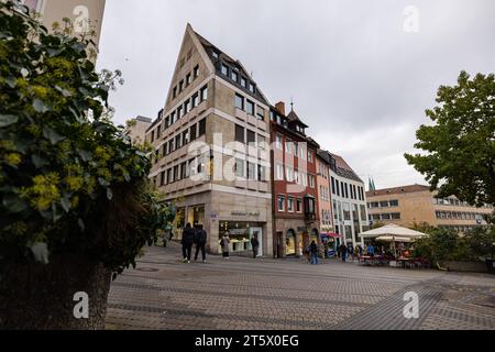 Nuremberg, Allemagne - 25 octobre 2023 : Vieille ville (Altstadt) avec maisons traditionnelles à colombages (Fachwerkhaus). Paysage urbain de Nuremberg avec Cobblesto Banque D'Images