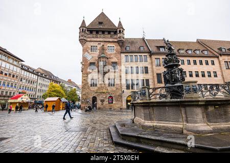 Nuremberg, Allemagne - 25 octobre 2023 : Tugendbrunnen (fontaine de vertu) à côté de la rue Église de Lorenz (église Saint-Laurent) dans l'Altstadt (vieille ville Banque D'Images