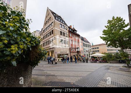 Nuremberg, Allemagne - 25 octobre 2023 : Vieille ville (Altstadt) avec maisons traditionnelles à colombages (Fachwerkhaus). Paysage urbain de Nuremberg avec Cobblesto Banque D'Images