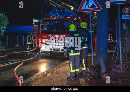 Zwei Feuerwehrleute stehen à Bereitschaft. Symbolbild für Feuerwehr, Brandeinsatz 15.07.2023 Banque D'Images