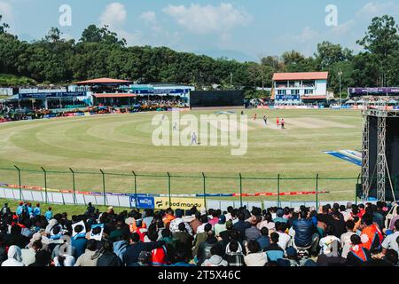 Katmandou, Népal - 05 novembre 2023 : des fans de cricket népalais fous regardent le match de qualification de la coupe du monde T20 entre Népal et Oman à Tribhuvan interna Banque D'Images