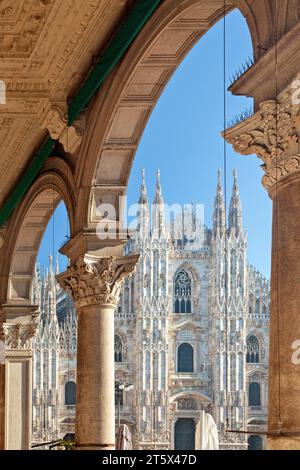 Vue de la cathédrale de Milan, ou Duomo, comme vu à travers l'une des arches de la galerie Vittorio Emanuele II Duomo est le monument le plus célèbre de Milan. Banque D'Images