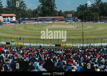 Katmandou, Népal - 05 novembre 2023 : des fans de cricket népalais fous regardent le match de qualification de la coupe du monde T20 entre Népal et Oman à Tribhuvan interna Banque D'Images