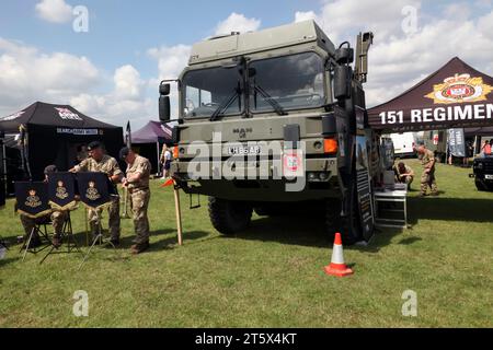 151 Régiment le Royal Logistic corps et un de leurs véhicules de soutien MAN, à côté de quelques musiciens de l'armée, au British Motor Show de 2023 Banque D'Images