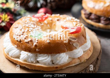 Individuel Epiphany gâteau roscon de reyes avec crème sur la table en bois Banque D'Images