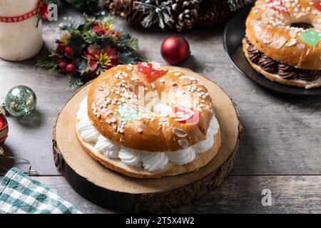 Individuel Epiphany gâteau roscon de reyes avec crème sur la table en bois Banque D'Images