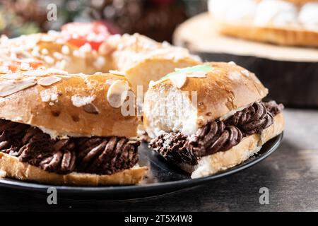 Individuel Epiphany gâteau roscon de reyes avec crème sur la table en bois Banque D'Images