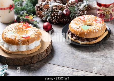 Individuel Epiphany gâteau roscon de reyes avec crème sur la table en bois Banque D'Images