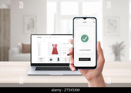 Paiement en ligne par téléphone. Ordinateur portable et site e-commerce en arrière-plan. Transaction numérique présentant des achats en ligne transparents et des paiements électroniques sécurisés Banque D'Images