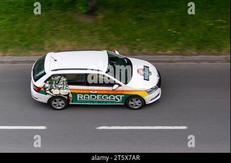 OSTRAVA, RÉPUBLIQUE TCHÈQUE - 21 JUIN 2023 : Skoda Fabia Combi de la brasserie Radegast avec effet de flou de mouvement Banque D'Images