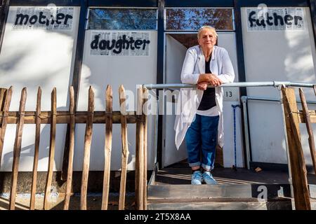 Londres, Royaume-Uni. 7 novembre 2023. Artiste Bobby Baker lors d'une reconstitution de son installation sculpturale des années 70 'an Edible Family in a Mobile Home', 1976/2023, à la Tate Britain qui se déroule du 8 novembre au 3 décembre 2023 et du 8 mars au 7 avril 2024. Cette installation est mise en scène aux côtés de Women in Revolt ! À la Tate Britain. Remarque : l'image peut être reproduite UNIQUEMENT pour illustrer un article ou un article de fond ou un reportage sur une famille comestible dans une maison mobile ou Women in Revolt! (8 novembre 2023 - 7 avril 2024). Crédit : Stephen Chung / Alamy Live News Banque D'Images