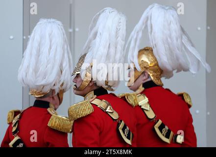 Les membres des King's Body Guards de l'honorable corps of gentlemen at Arms arrivent au Palais de Westminster avant l'ouverture officielle du Parlement à la Chambre des Lords, à Londres. Date de la photo : mardi 7 novembre 2023. Banque D'Images