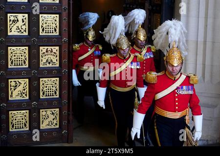 Les membres des gardes du corps du roi de l'honorable corps des gentlemen at Arms arrivent à l'entrée du souverain au Palais de Westminster avant l'ouverture officielle du Parlement à la Chambre des lords, à Londres. Date de la photo : mardi 7 novembre 2023. Banque D'Images