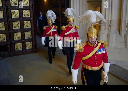 Les membres des gardes du corps du roi de l'honorable corps des gentlemen at Arms arrivent à l'entrée du souverain au Palais de Westminster avant l'ouverture officielle du Parlement à la Chambre des lords, à Londres. Date de la photo : mardi 7 novembre 2023. Banque D'Images