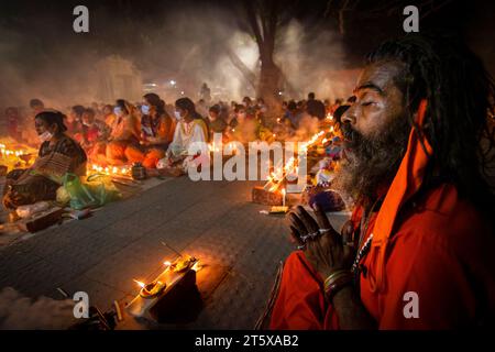 Narayanganj, Bangladesh. 7 novembre 2023. Des centaines de dévots hindous se rassemblent devant le temple Shri Shri Loknath Brahmachari Ashram pour le Rakher Upobash, un festival religieux de jeûne appelé Kartik Brati, à Barodi, Narayanganj, Bangladesh. Assis devant des bougies (nommées localement Prodip), ils jeûnent et prient sincèrement les dieux pour leurs faveurs pendant le rituel. Le festival a lieu chaque samedi et mardi dans les 15 derniers jours du mois Bangali - “Kartik. Crédit : Joy Saha/Alamy Live News Banque D'Images