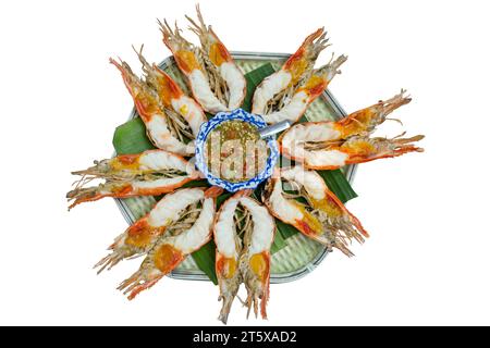 Découpe de crevettes, crevettes grillées ou crevettes thaïlandaises sur feuille de bananier sur feuille de bananier sur blanc isolé. Banque D'Images