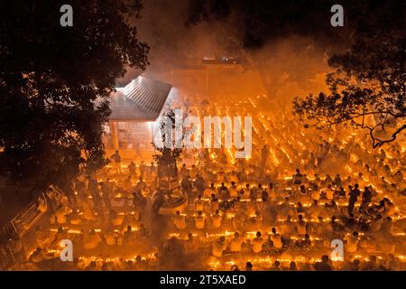 Narayanganj, Bangladesh. 7 novembre 2023. Des centaines de dévots hindous se rassemblent devant le temple Shri Shri Loknath Brahmachari Ashram pour le Rakher Upobash, un festival religieux de jeûne appelé Kartik Brati, à Barodi, Narayanganj, Bangladesh. Assis devant des bougies (nommées localement Prodip), ils jeûnent et prient sincèrement les dieux pour leurs faveurs pendant le rituel. Le festival a lieu chaque samedi et mardi dans les 15 derniers jours du mois Bangali - “Kartik. Crédit : Joy Saha/Alamy Live News Banque D'Images