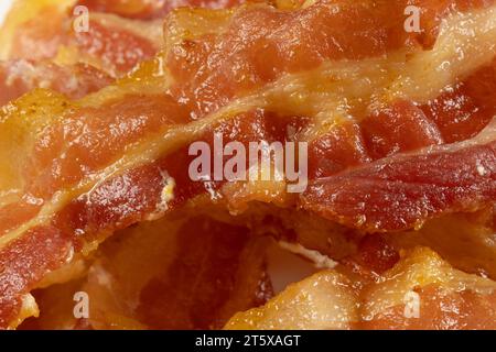 tranches de bacon grillées, gros plan, sur une assiette Banque D'Images