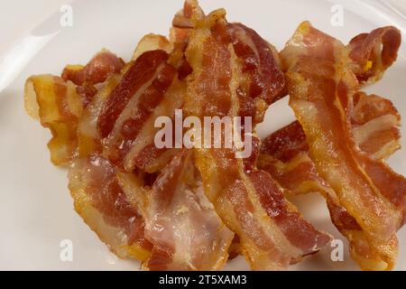 tranches de bacon grillées, gros plan, sur une assiette Banque D'Images
