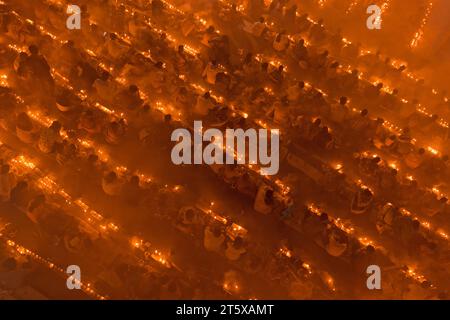 Narayanganj, Bangladesh. 7 novembre 2023. Des centaines de dévots hindous se rassemblent devant le temple Shri Shri Loknath Brahmachari Ashram pour le Rakher Upobash, un festival religieux de jeûne appelé Kartik Brati, à Barodi, Narayanganj, Bangladesh. Assis devant des bougies (nommées localement Prodip), ils jeûnent et prient sincèrement les dieux pour leurs faveurs pendant le rituel. Le festival a lieu chaque samedi et mardi dans les 15 derniers jours du mois Bangali - “Kartik. Crédit : Joy Saha/Alamy Live News Banque D'Images