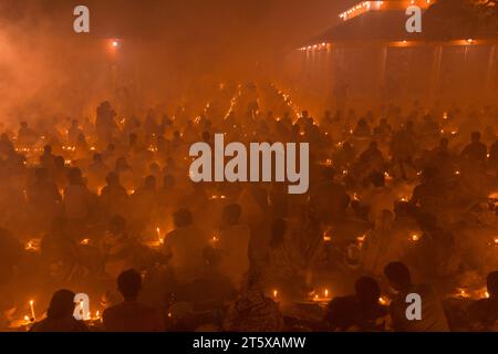 Narayanganj, Bangladesh. 7 novembre 2023. Des centaines de dévots hindous se rassemblent devant le temple Shri Shri Loknath Brahmachari Ashram pour le Rakher Upobash, un festival religieux de jeûne appelé Kartik Brati, à Barodi, Narayanganj, Bangladesh. Assis devant des bougies (nommées localement Prodip), ils jeûnent et prient sincèrement les dieux pour leurs faveurs pendant le rituel. Le festival a lieu chaque samedi et mardi dans les 15 derniers jours du mois Bangali - “Kartik. Crédit : Joy Saha/Alamy Live News Banque D'Images