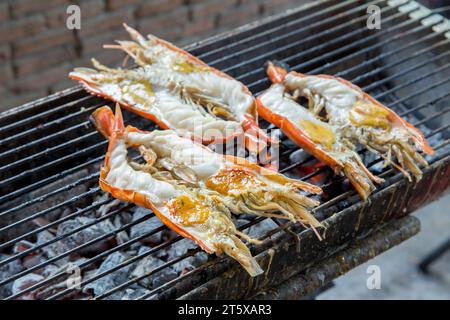 Découpe de vue de dessus de crevettes, crevettes grillées de rivière ou crevettes thaïlandaises sur blanc isolé. Banque D'Images