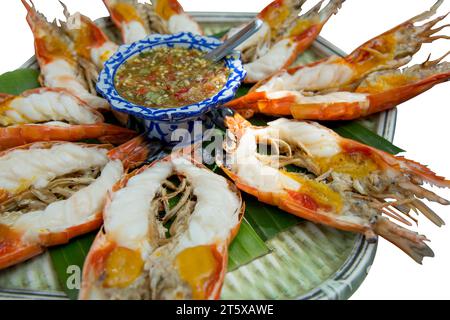 Découpe de crevettes, crevettes grillées ou crevettes thaïlandaises sur feuille de bananier sur feuille de bananier sur blanc isolé. Banque D'Images