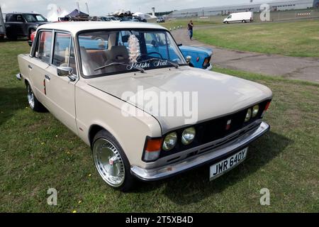 Vue de trois quarts de face d'une beige 1983, Polski Fiat 125p, exposée au salon britannique de l'automobile de 2023 Banque D'Images