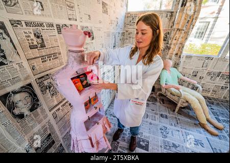 Londres, Royaume-Uni. 7 novembre 2023. Bobby Baker, une famille comestible dans une maison mobile, 1976/2023. c) Bobby Baker. Course à la Tate Britain du 8 novembre au 3 décembre 2023 et du 8 mars au 7 avril 2024. Mis en scène aux côtés de Women in Revolt ! À la Tate Britain. Les images NE DOIVENT être utilisées QUE pour référencer cette installation. L'installation est composée d'une réplique exacte de la maison préfabriquée de l'artiste, dont les murs sont recouverts de coupures de presse d'archives puis glacés à la main par l'artiste. Crédit : Guy Bell/Alamy Live News Banque D'Images