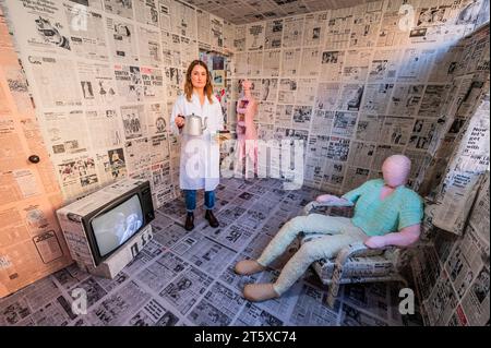 Londres, Royaume-Uni. 7 novembre 2023. Bobby Baker, une famille comestible dans une maison mobile, 1976/2023. c) Bobby Baker. Course à la Tate Britain du 8 novembre au 3 décembre 2023 et du 8 mars au 7 avril 2024. Mis en scène aux côtés de Women in Revolt ! À la Tate Britain. Les images NE DOIVENT être utilisées QUE pour référencer cette installation. L'installation est composée d'une réplique exacte de la maison préfabriquée de l'artiste, dont les murs sont recouverts de coupures de presse d'archives puis glacés à la main par l'artiste. À l'intérieur de la maison, les visiteurs sont confrontés à des versions grandeur nature des membres de la famille Baker, faites d'un assortiment de gâteaux à la noix de coco, Banque D'Images