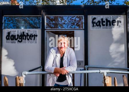 Londres, Royaume-Uni. 7 novembre 2023. Bobby Baker, une famille comestible dans une maison mobile, 1976/2023. c) Bobby Baker (photo). Course à la Tate Britain du 8 novembre au 3 décembre 2023 et du 8 mars au 7 avril 2024. Mis en scène aux côtés de Women in Revolt ! À la Tate Britain. Les images NE DOIVENT être utilisées QUE pour référencer cette installation. L'installation est composée d'une réplique exacte de la maison préfabriquée de l'artiste, dont les murs sont recouverts de coupures de presse d'archives puis glacés à la main par l'artiste. À l'intérieur de la maison, les visiteurs sont confrontés à des versions grandeur nature des membres de la famille Baker, faites d'un assortiment de coc Banque D'Images