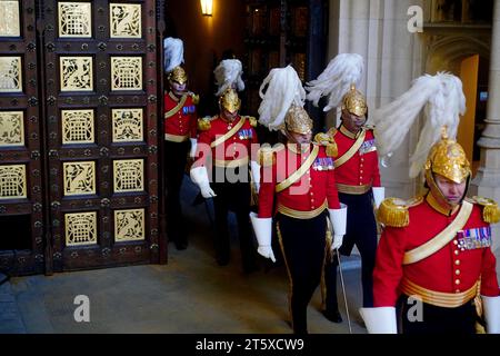 Les membres des gardes du corps du roi de l'honorable corps des gentlemen at Arms arrivent à l'entrée du souverain au Palais de Westminster avant l'ouverture officielle du Parlement à la Chambre des lords, à Londres. Date de la photo : mardi 7 novembre 2023. Banque D'Images