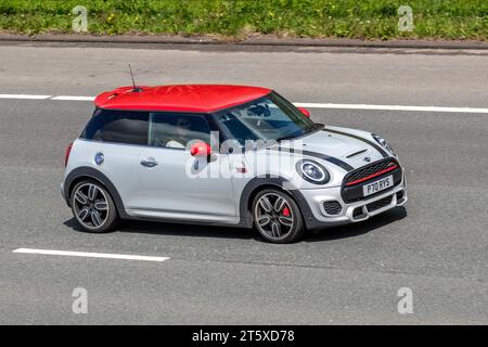 2019 Mini John Cooper Works Auto Sport Auto Start/Stop Silver car Hatchback essence 1998 cc ; se déplaçant à grande vitesse sur l'autoroute M6 dans le Grand Manchester, Royaume-Uni Banque D'Images