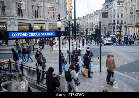 LONDRES, le 6 OCTOBRE 2023 : vue surélevée d'Oxford Circus, monument célèbre dans le monde entier et destination shopping dans le West End de Londres Banque D'Images