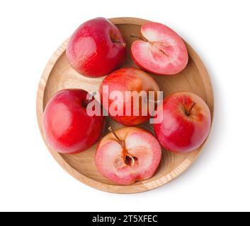 Assiette en bois avec des pommes roses douces sur fond blanc Banque D'Images