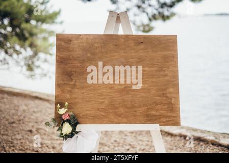 Chevalet en bois avec une planche le jour d'un mariage Banque D'Images