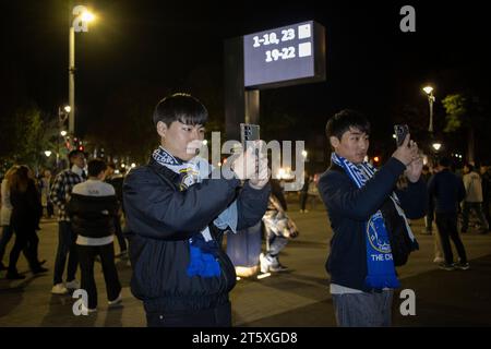 Les supporters du Tottenham Hotspur FC prennent des photos à l'extérieur du stade dans le nord de Londres après le derby match contre les rivaux londoniens Chelsea FC, Angleterre, Royaume-Uni Banque D'Images