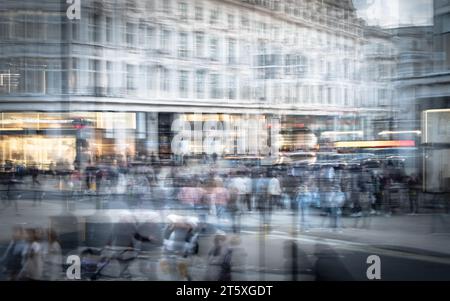 Vue en hauteur d'Oxford Circus, lieu de référence mondialement connu et destination shopping dans le West End de Londres Banque D'Images