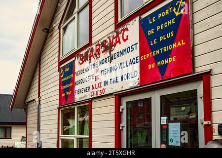 Le panneau sur une maison typique affirme que Skarsvåg est le village de pêcheurs le plus septentrional du monde. Skarsvåg, Nordkapp, Troms og Finnmark, Norvège Banque D'Images