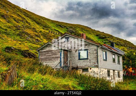 Maison typique sur l'île de Skarsvåg, le village de pêcheurs le plus septentrional du monde. Skarsvåg, Nordkapp, Troms og Finnmark, Norvège Banque D'Images