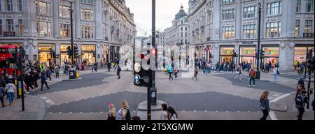 LONDRES, le 6 OCTOBRE 2023 : vue surélevée d'Oxford Circus, monument célèbre dans le monde entier et destination shopping dans le West End de Londres Banque D'Images