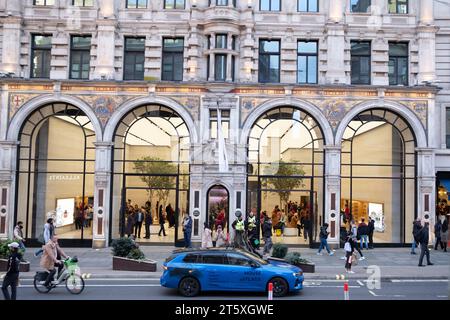 LONDRES, 6 OCTOBRE 2023 : Apple Store sur Regent Street et foules de clients dans le West End de Londres Banque D'Images