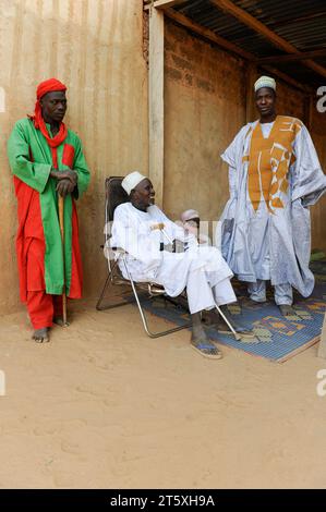 NIGER NIGER Zinder, village BABAN TAPKI, chef du village avec garde, homme portant un Boubou Zinder Niger crédit : Imago/Alamy Live News Banque D'Images