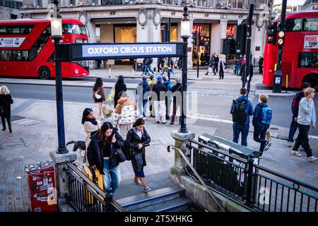 LONDRES, le 6 OCTOBRE 2023 : vue surélevée d'Oxford Circus, monument célèbre dans le monde entier et destination shopping dans le West End de Londres Banque D'Images