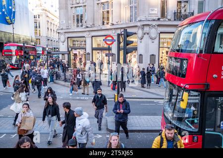 LONDRES, le 6 OCTOBRE 2023 : vue surélevée d'Oxford Circus, monument célèbre dans le monde entier et destination shopping dans le West End de Londres Banque D'Images